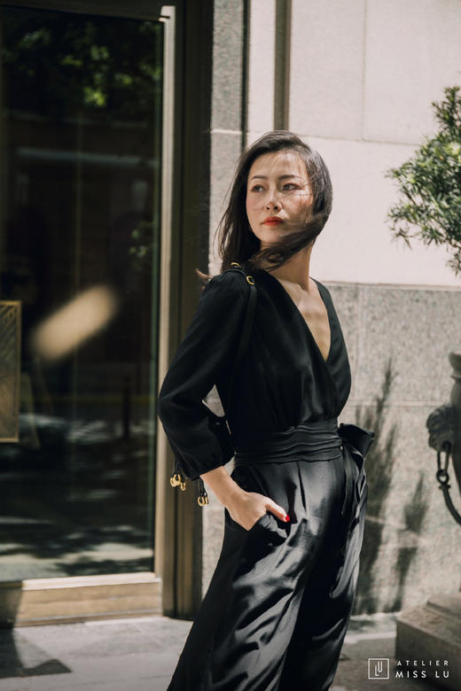 AtelierMissLu / Rosette-黑色真丝V领连体阔腿裤 商品图5