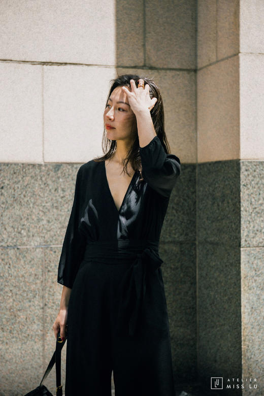 AtelierMissLu / Rosette-黑色真丝V领连体阔腿裤 商品图2