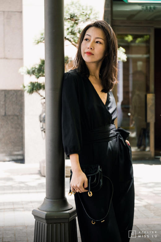 AtelierMissLu / Rosette-黑色真丝V领连体阔腿裤 商品图3