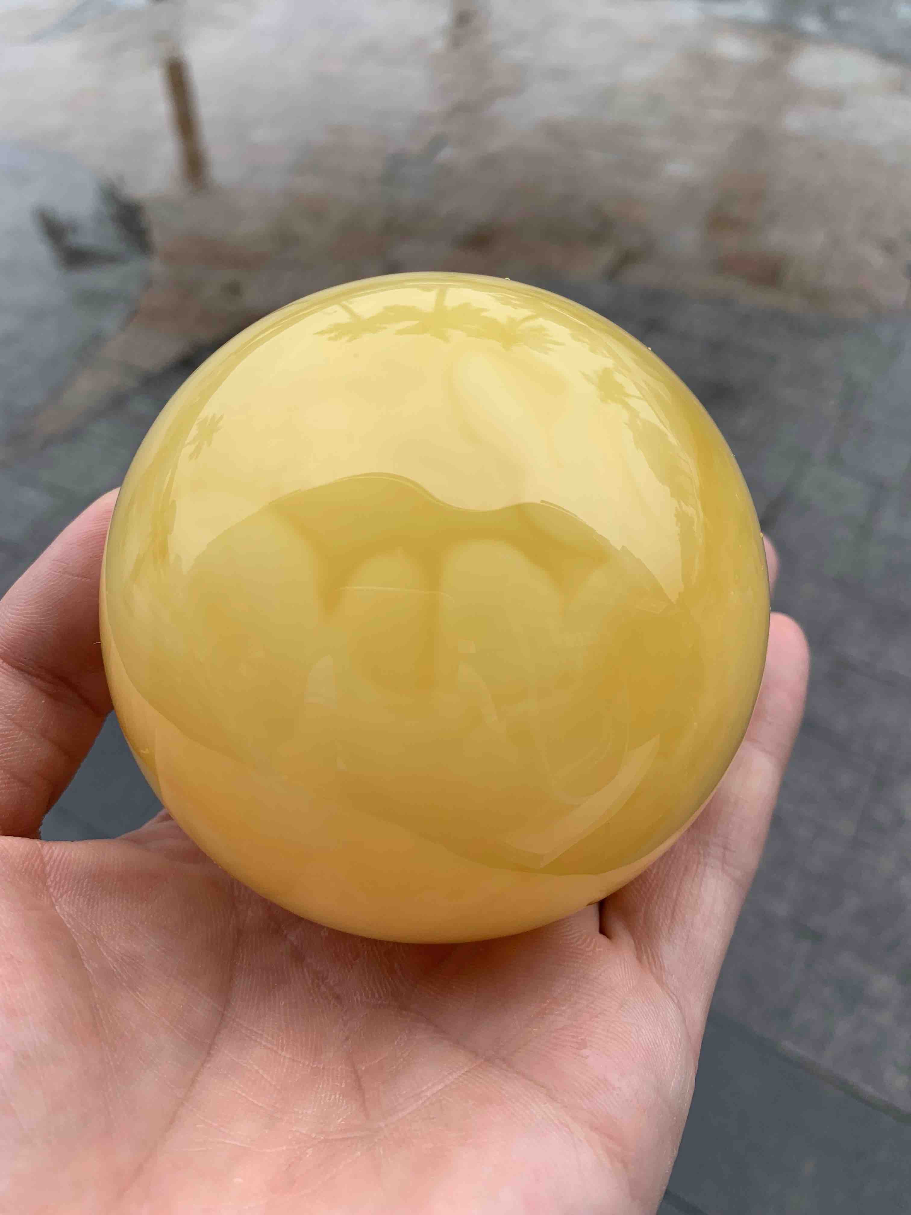 直径达到了82mm 重310克天然蜜蜡大圆球