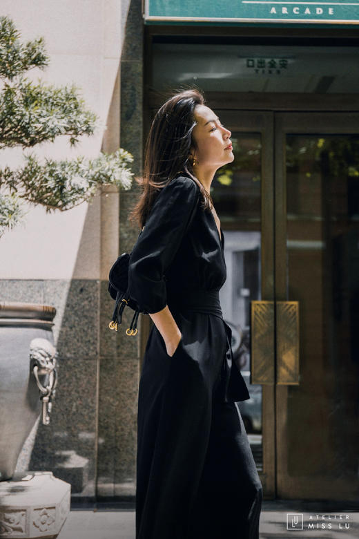 AtelierMissLu / Rosette-黑色真丝V领连体阔腿裤 商品图1