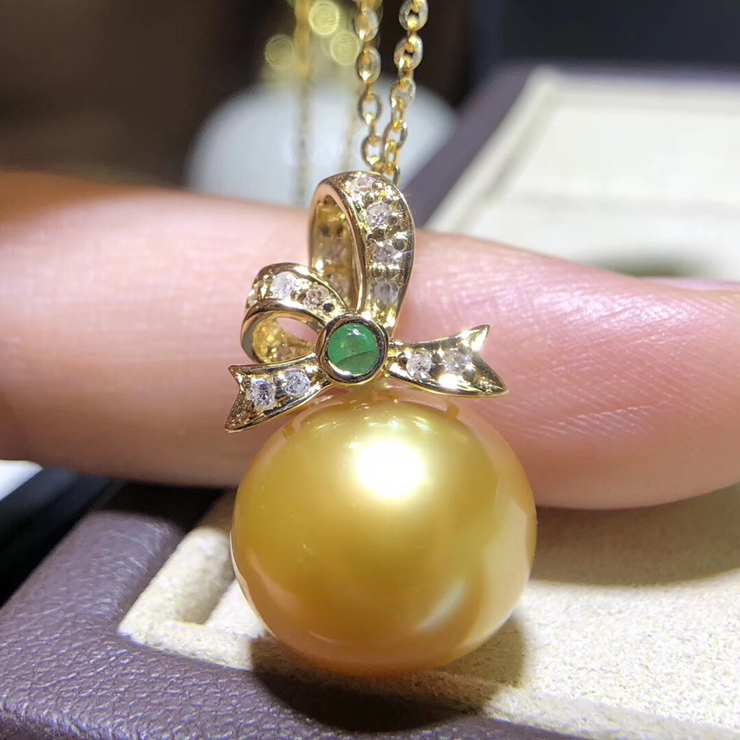 18k金钻石天然祖母绿吊坠,款式高贵复古,成色好,极致浓金色,直径12-13