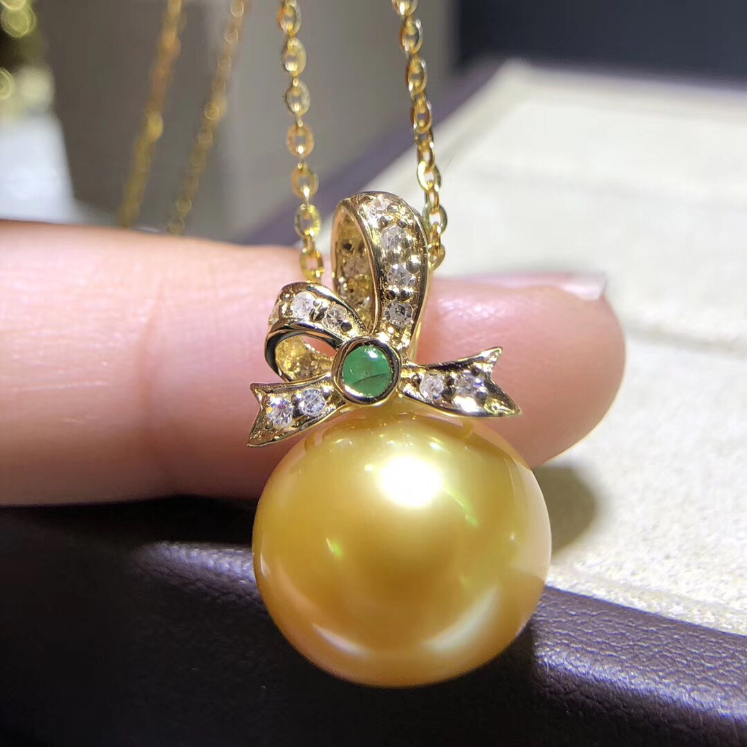 18k金钻石天然祖母绿吊坠,款式高贵复古,成色好,极致浓金色,直径12-13