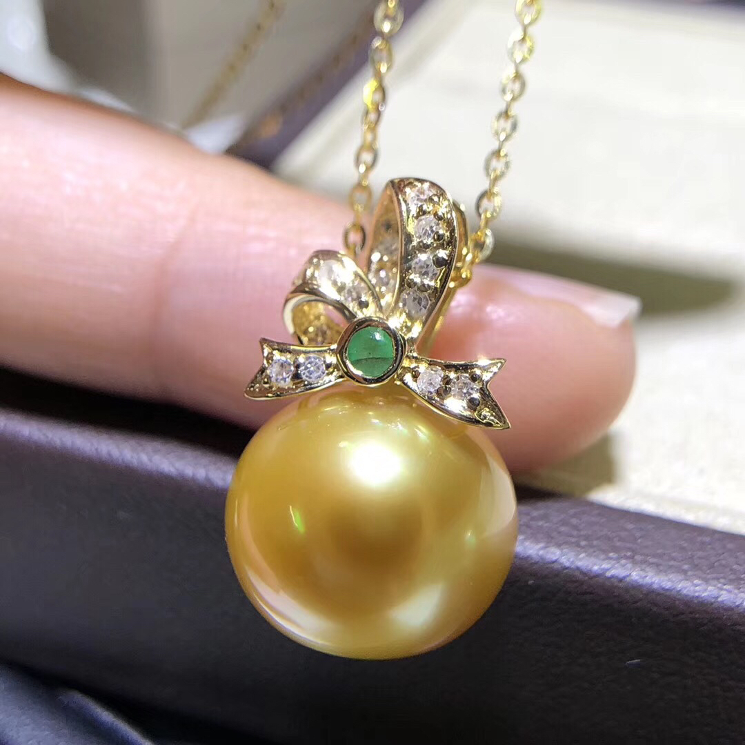 18k金钻石天然祖母绿吊坠,款式高贵复古,成色好,极致浓金色,直径12-13