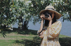 30°C的微风和夹竹桃树下的你