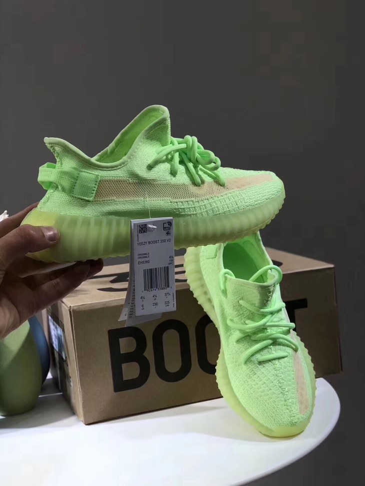 yeezy 350椰子满天星荧光绿,夜光天使火爆全网,一度被炒到了天价,真正