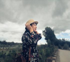  城墙下的一抹靓影