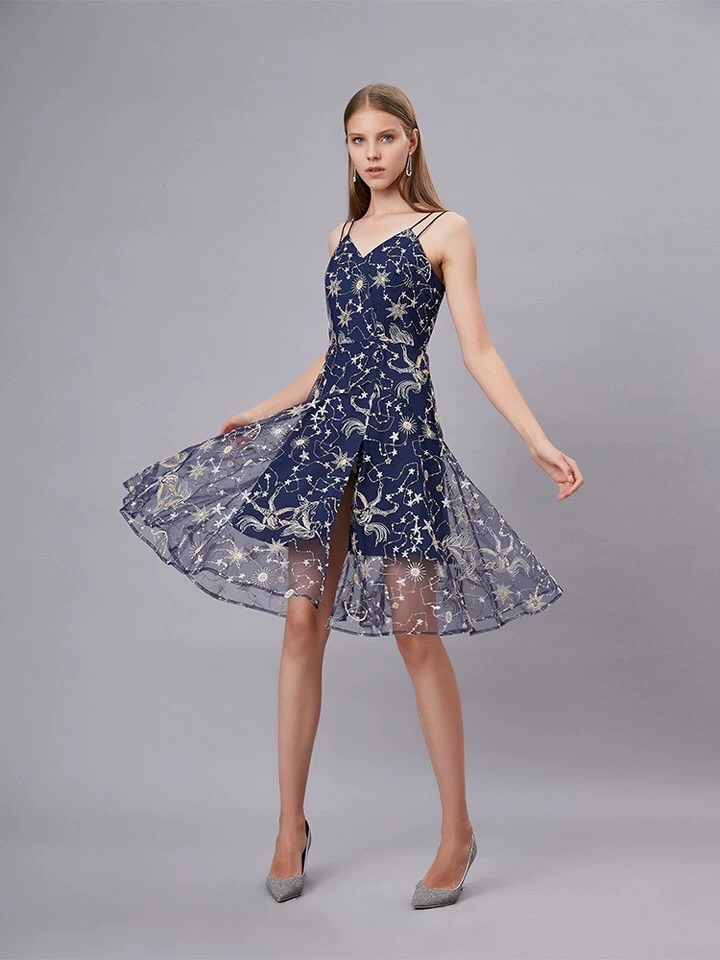 深蓝星空绣花双吊带开衩连衣裙