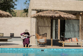  着一身美衣，在腾格里沙漠的斜阳里遇见你 