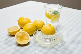  【1分钟】喝柠檬水、薏仁水能美白吗？ 