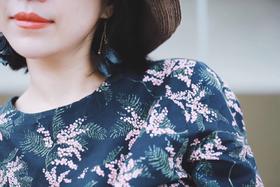 在人群中遇见一身亚麻女子