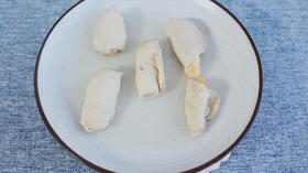 孕中期食谱 |  怀孕后吃什么有利于胎宝宝大脑发育？试试松仁鸡肉卷