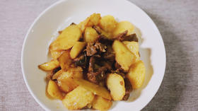 孕中期食谱 | 孕期吃什么好？土豆烧牛肉，低脂健康，酱汁浓郁，鲜香下饭