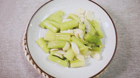 孕中期食谱 |  孕期便秘吃什么好？试试西芹百合，口感细腻清甜，家常菜必备
