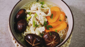 孕中期食谱 |  怀孕后吃什么有利于胎儿成长发育？试试香菇鸡面汤，营养又美味