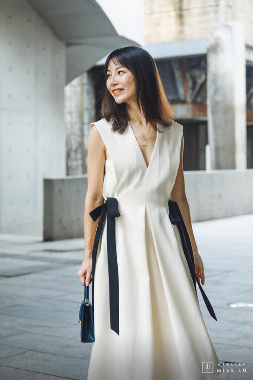 AtelierMissLu / Bonnie-珍珠白腰间装饰V领连身裙 商品图0