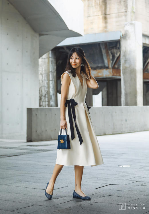 AtelierMissLu / Bonnie-珍珠白腰间装饰V领连身裙 商品图1