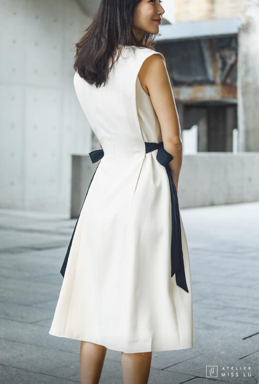 AtelierMissLu / Bonnie-珍珠白腰间装饰V领连身裙 商品图8