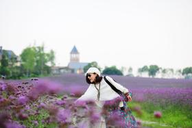 在漫山遍野的花海中起舞