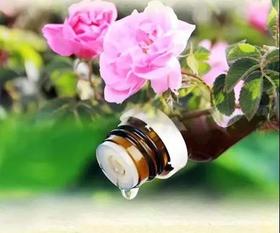  ​用了玫瑰精油以后就感觉到皮肤没那么干了 