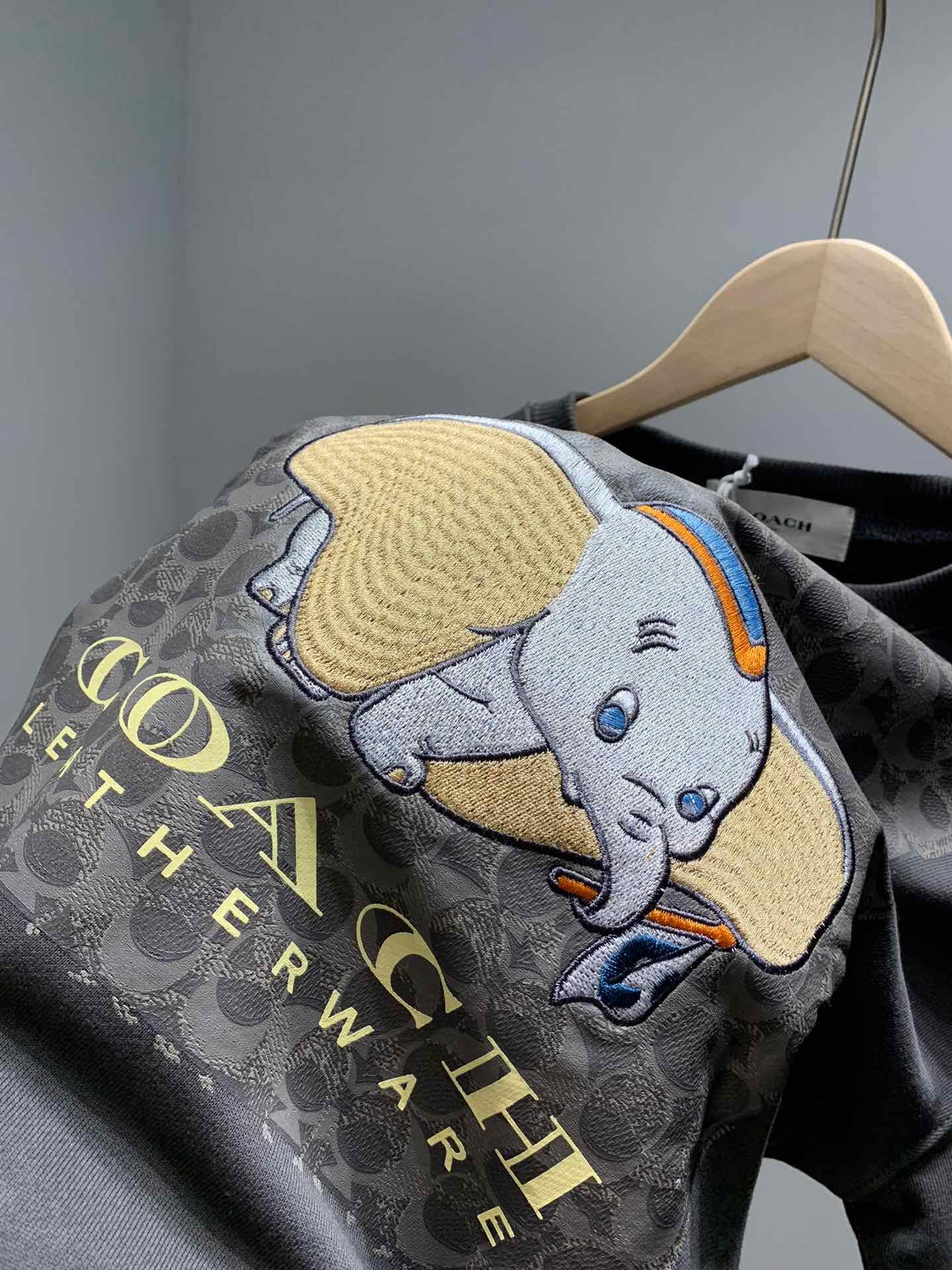 点此购买 coach 蔻驰重工迪斯尼小飞象刺绣卫衣 曾123791