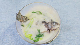 孕中期食谱 | 孕妇水肿吃什么好？试试青菜冬瓜鲫鱼汤，利尿又消肿！