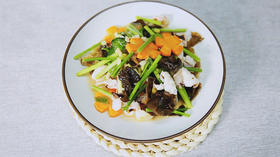 孕晚期食谱 |  孕妇控制体重吃什么好？试试芹菜鱿鱼卷，高蛋白低热量，孕期好美食