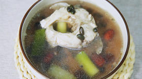 孕晚期食谱 | 孕妇水肿吃什么好？试试红枣黑豆炖鲤鱼，利尿消肿，补血安神