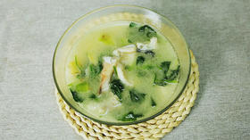 孕早期食谱 | 孕妇补叶酸吃什么好？试试菠菜鱼片汤，鲜香味浓