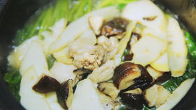 孕晚期食谱 | 孕妇吃什么补动物蛋白？试试菠菜鸡煲，酱汁浓郁，比红烧香多了