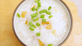 孕晚期食谱 | 孕妇吃什么有利于胎儿骨骼发育？试试黄花菜粥，早餐的好选择