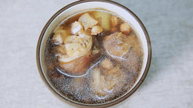 哺乳期食谱 |  坐月子催乳吃什么好？试试花生猪蹄汤，鲜美不腻，产妇都爱喝