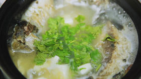 哺乳期食谱 | 坐月子下奶吃什么好？试试豆腐鲫鱼汤，催奶经典美食哦~