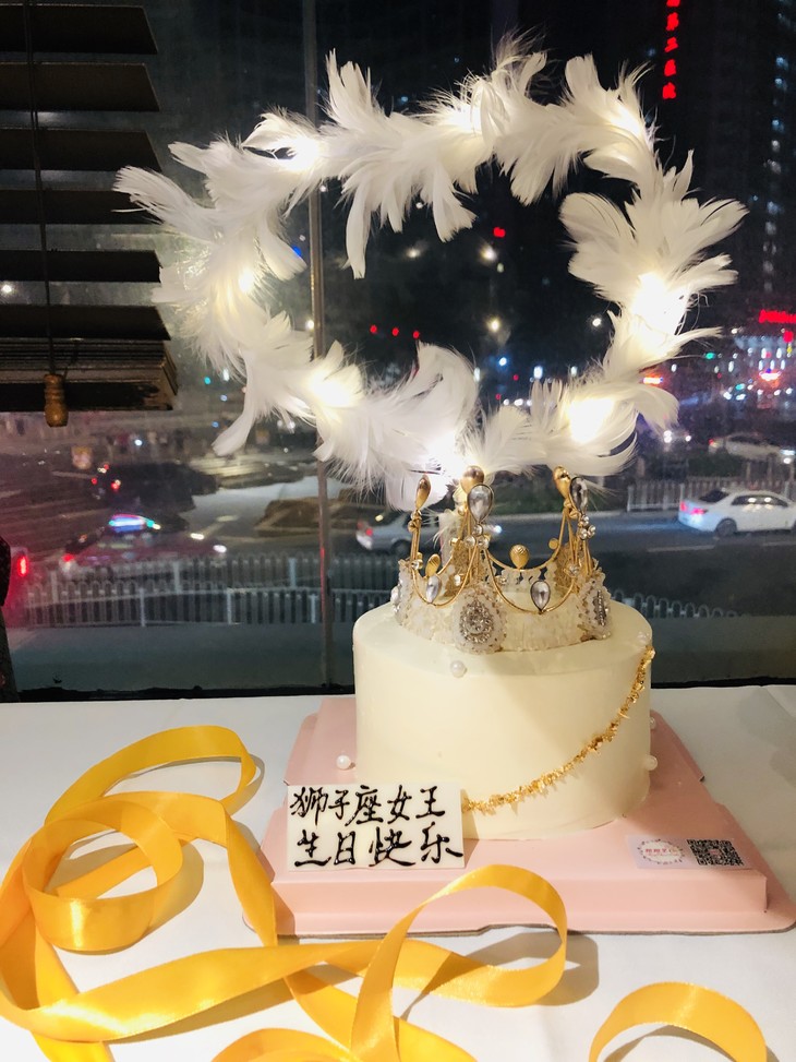 爱的女王皇冠蛋糕为女王加冕