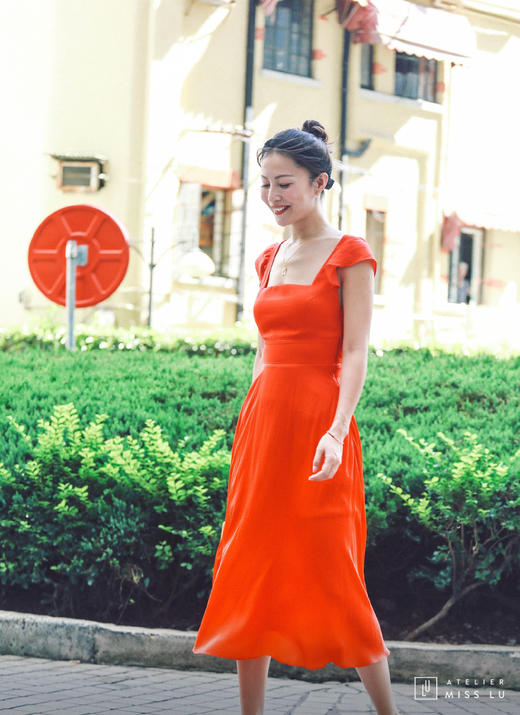 AtelierMissLu / Carina-探戈红荷花袖方领露背裙 商品图1