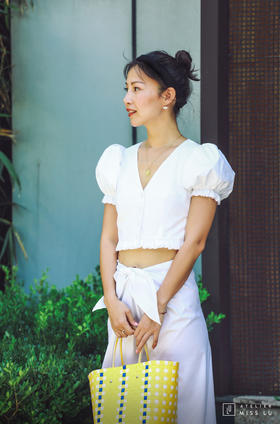 AtelierMissLu / Loretta-白色蓬蓬袖压褶V领上衣