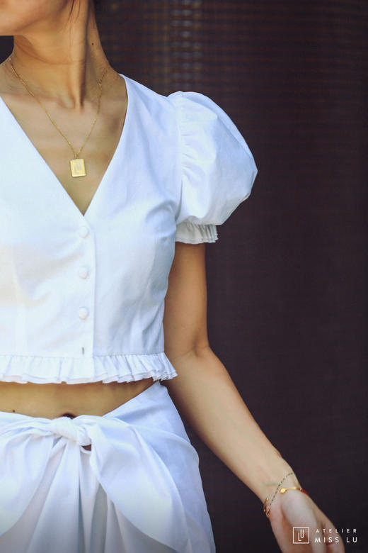 AtelierMissLu / Loretta-白色蓬蓬袖压褶V领上衣 商品图1