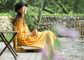  云雾深山里做客，在千年古树下祈祷，探访村落人家 