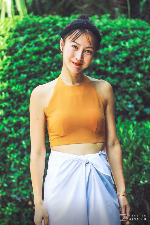 AtelierMissLu / Nisha-蜜杏黄挂脖露背飘带上衣 商品图0