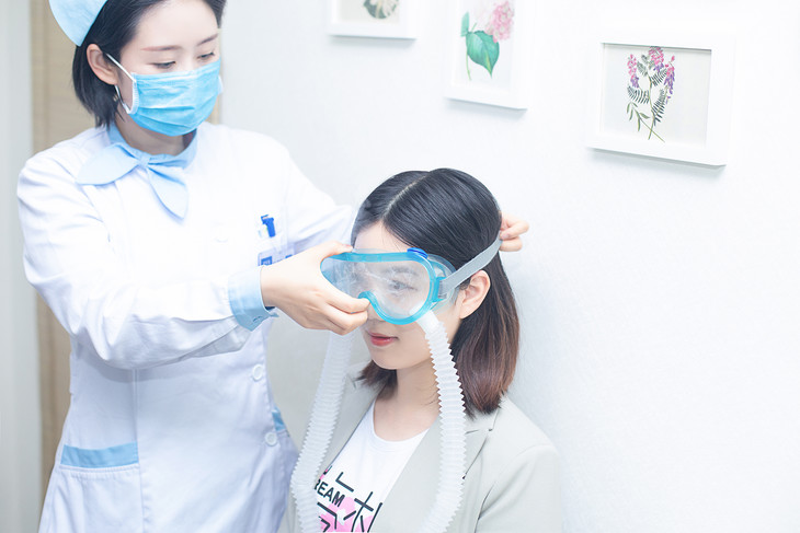 第二步:热奄包热敷眼睑(15分钟)