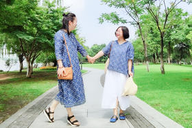 你身边还有一个可以手牵手一起走的人吗？