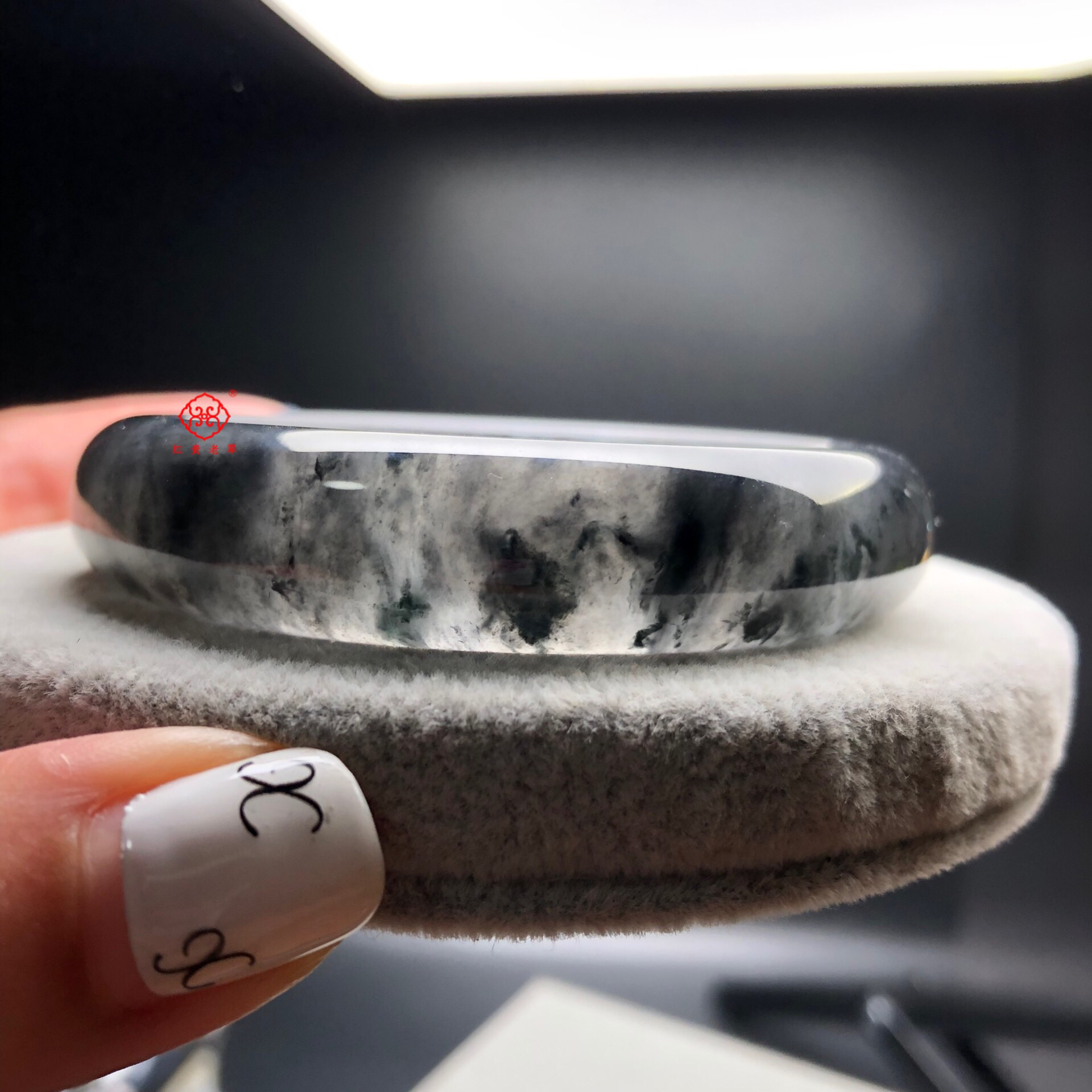 玻璃乌鸡种飘花手镯,厚实完美,胶感十足,圈口58,价格55000.