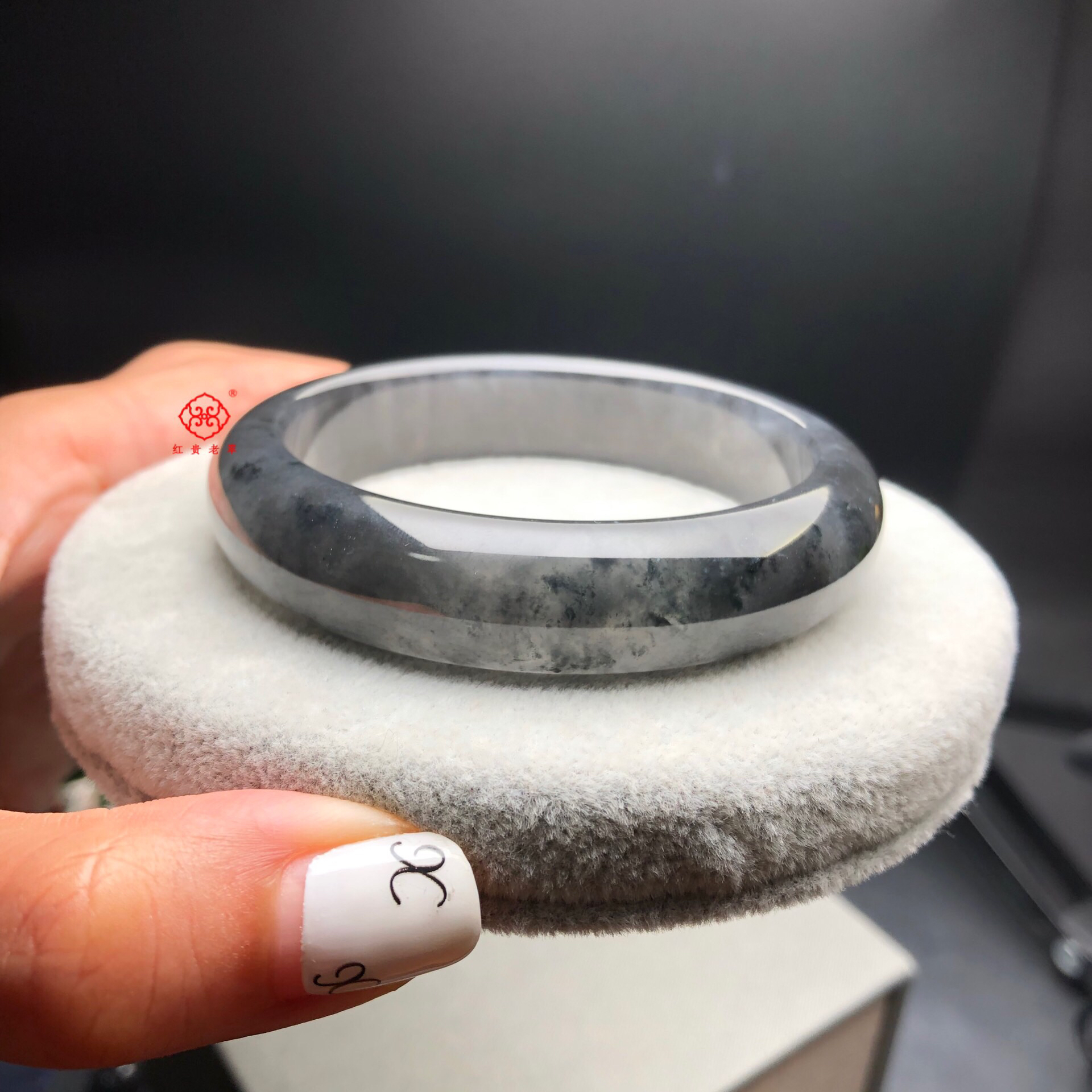 玻璃乌鸡种飘花手镯,厚实完美,胶感十足,圈口58,价格55000.