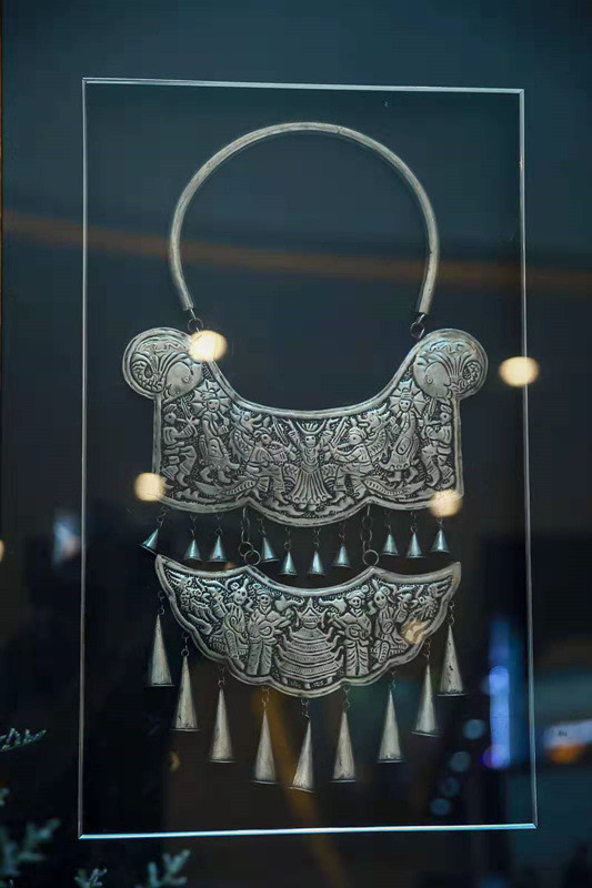 来自贵州苗族的银锁框