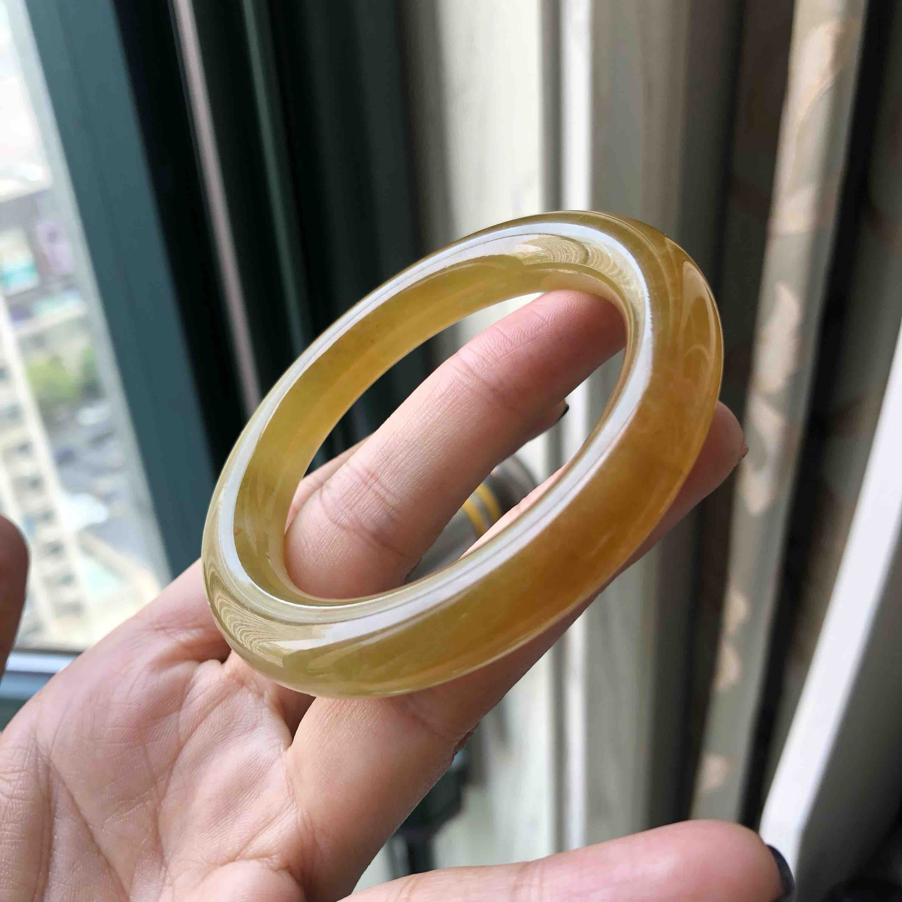 冰种黄翡圆条手镯一只,非常少有,厚实完美,反面有点白色的肉,天然的