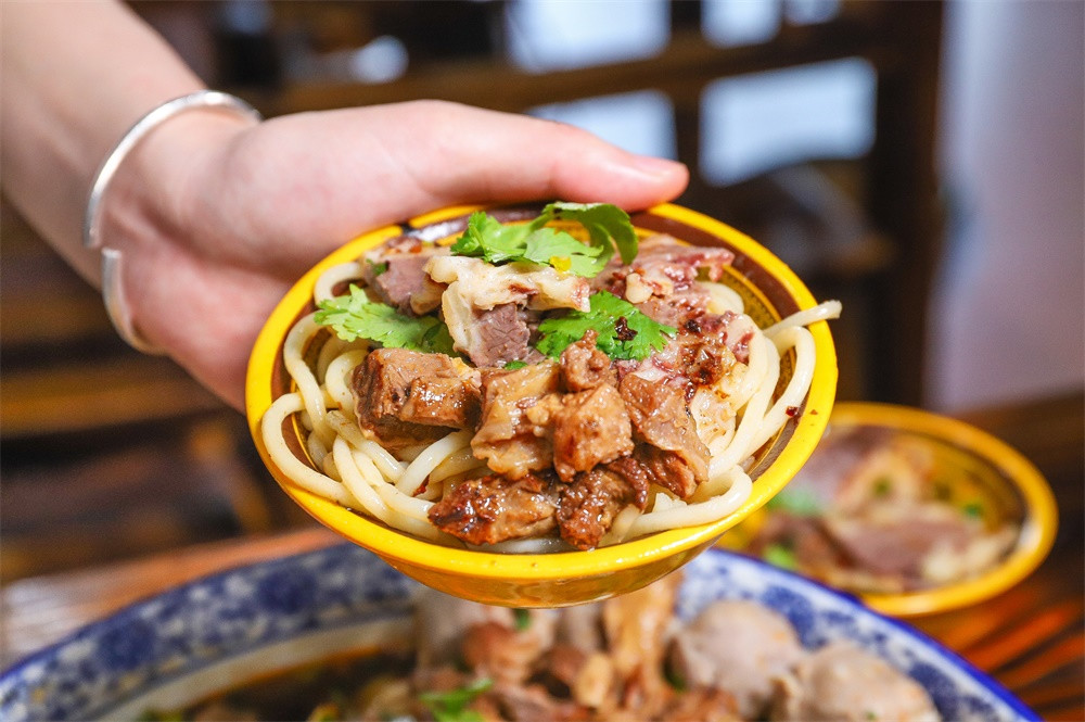 进店一定要试下招牌牛肉汤饸饹面,牛肉配上香而不辣的辣椒油,碗里