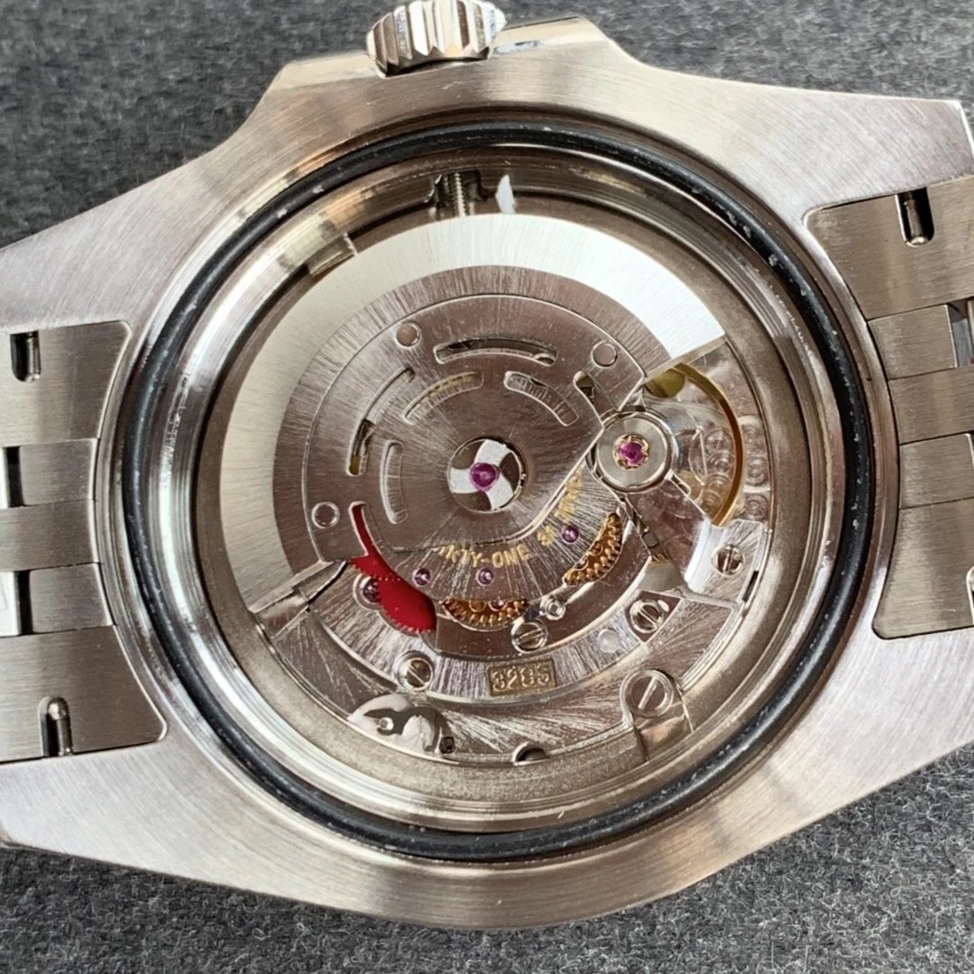 并通过快调时间来调整日历尺寸40x13mm搭载复刻3285自动机械机芯904l