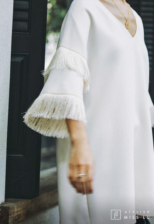 AtelierMissLu / Eileen-珍珠白袖口流苏V领连身裙 商品图6