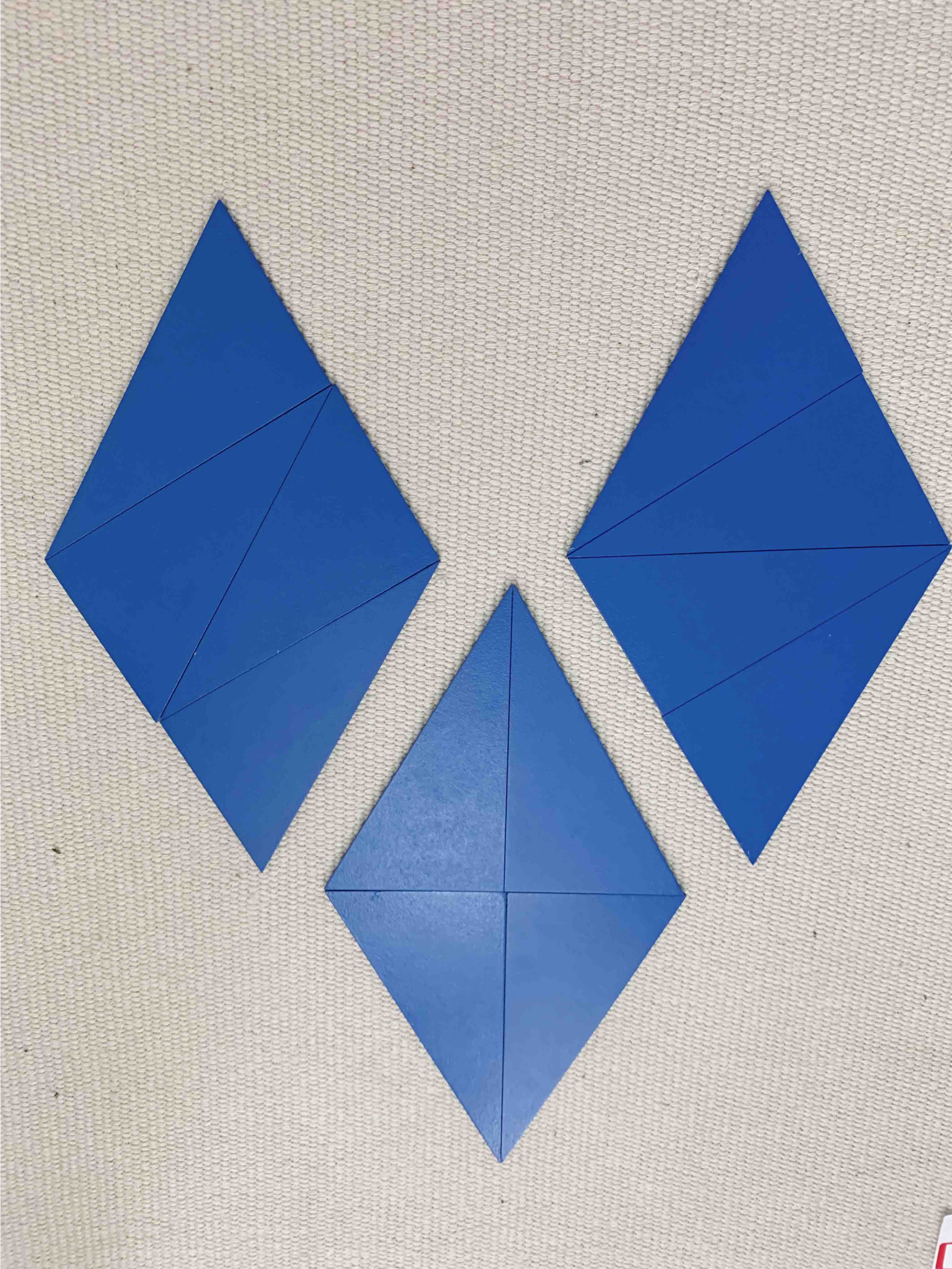 12个蓝色三角形
