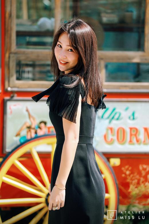 AtelierMissLu / Debbie-黑色吊带风琴褶装饰连身裙 商品图2